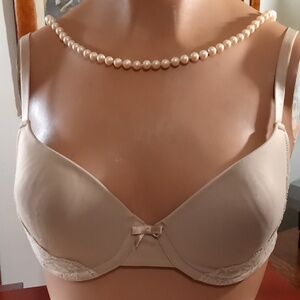 Maidenform total support bra with adjustable straps and lace trim. 34B